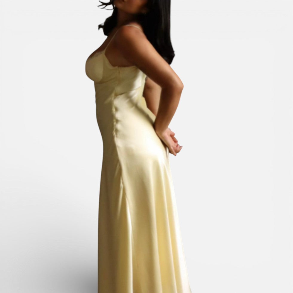 Satiniertes Midikleid mit Spitzenbesatz und Spaghettiträgern