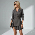 Kurzes Blazer Kleid mit Nadelstreifen und Gürtel