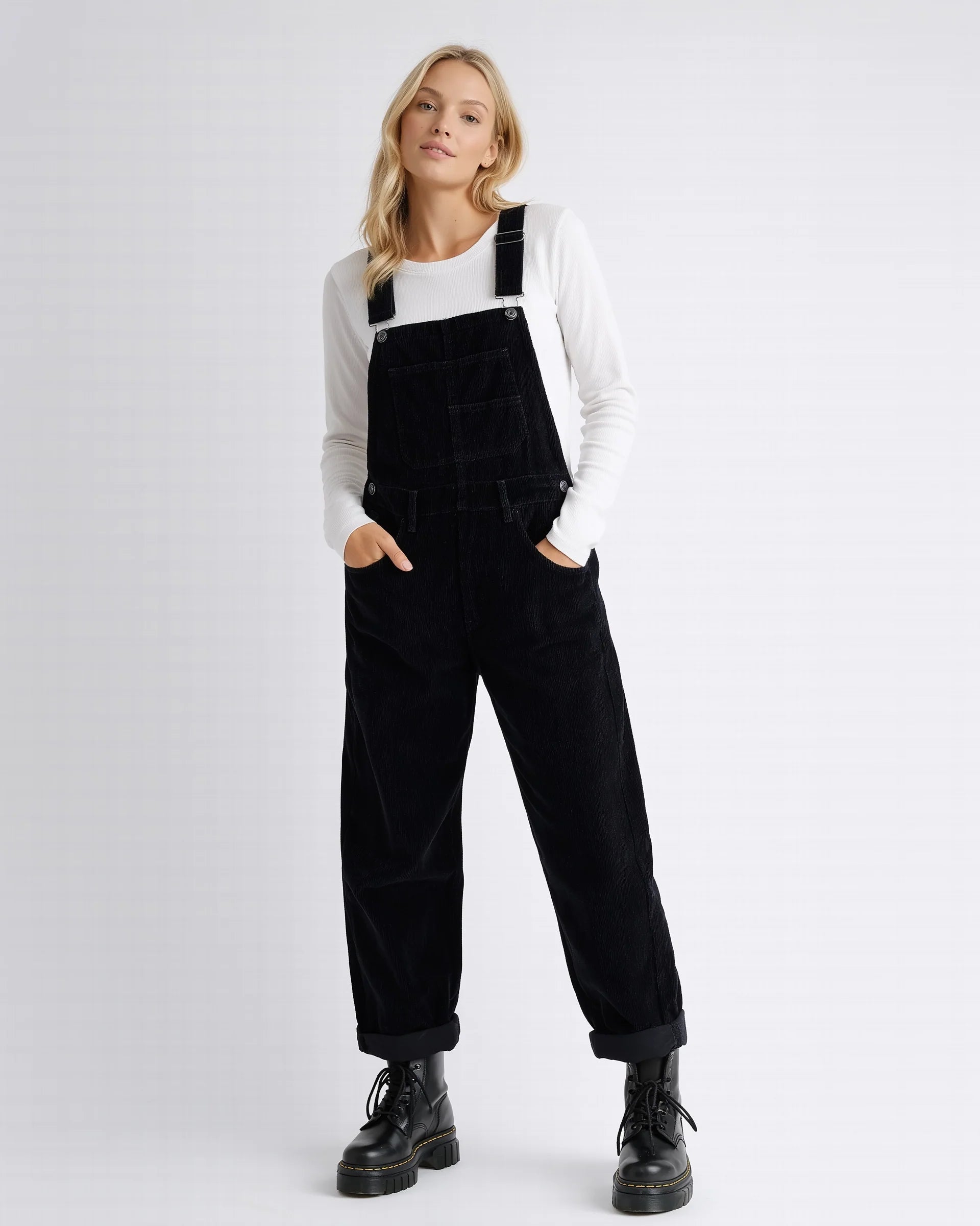 Latzhose für Damen im lässigen Stil weich strukturiert mit angenehmer Haptik