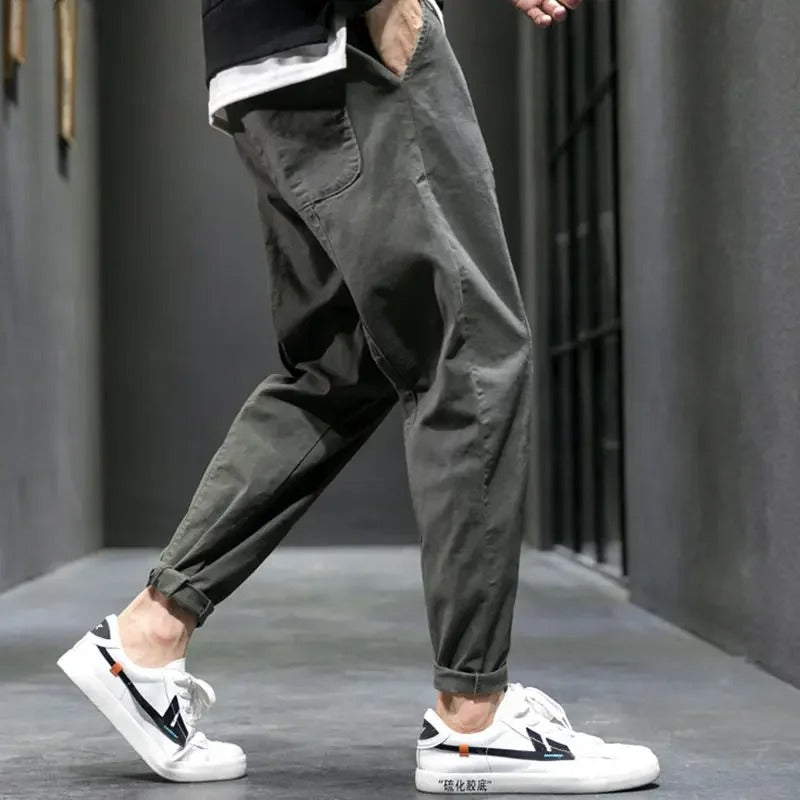 FINN / EASYWEAR JOGGINGHOSE MIT SCHMAL ZULAUFENDEM BEIN