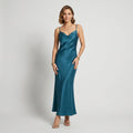 Midikleid im figurbetonten Stil mit Wasserfallausschnitt aus Satin