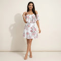 Kurzes Sommerkleid in A-Linie mit Puffärmeln und Rüschen