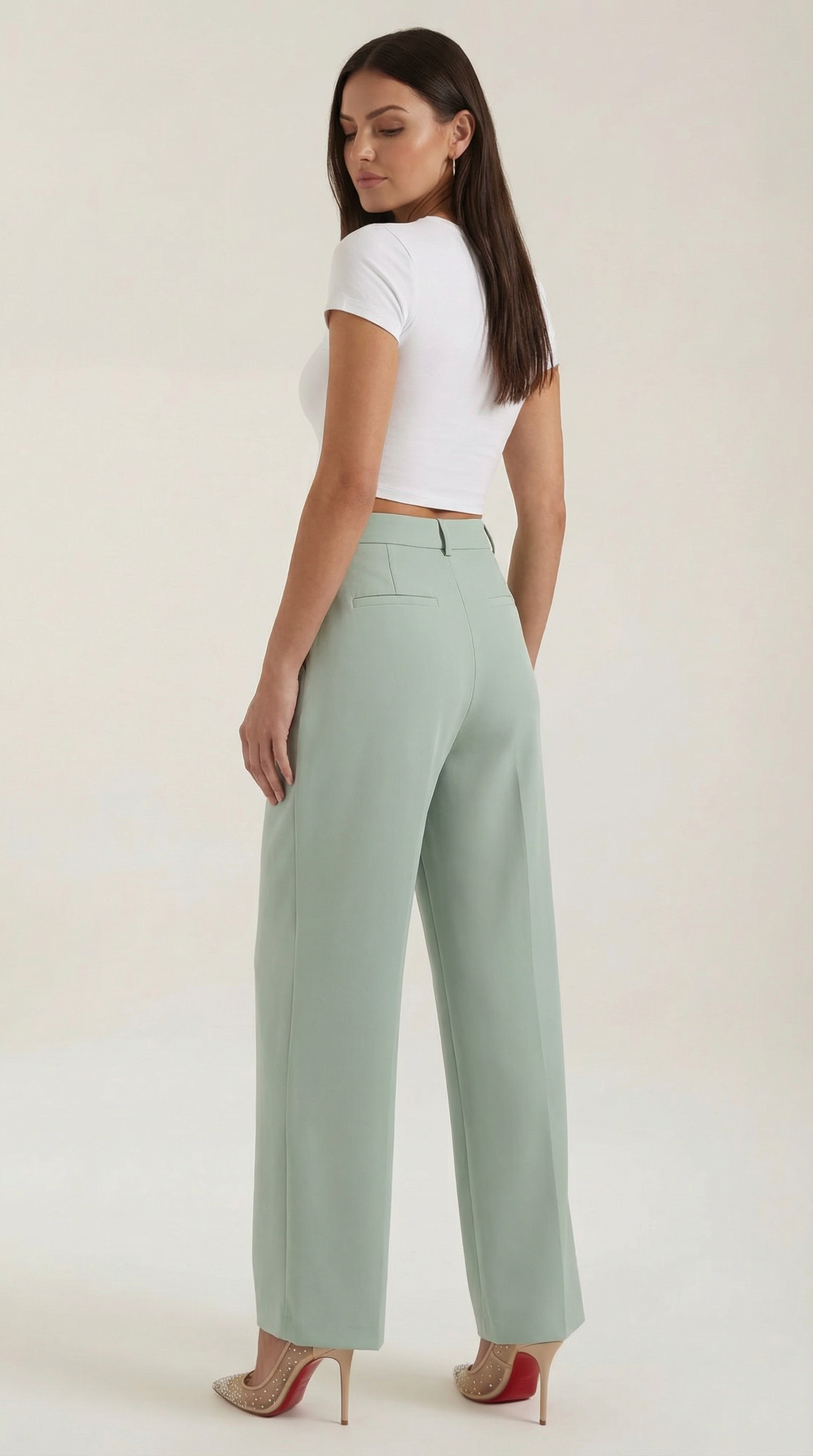 Emma Hose mit weitem Bein