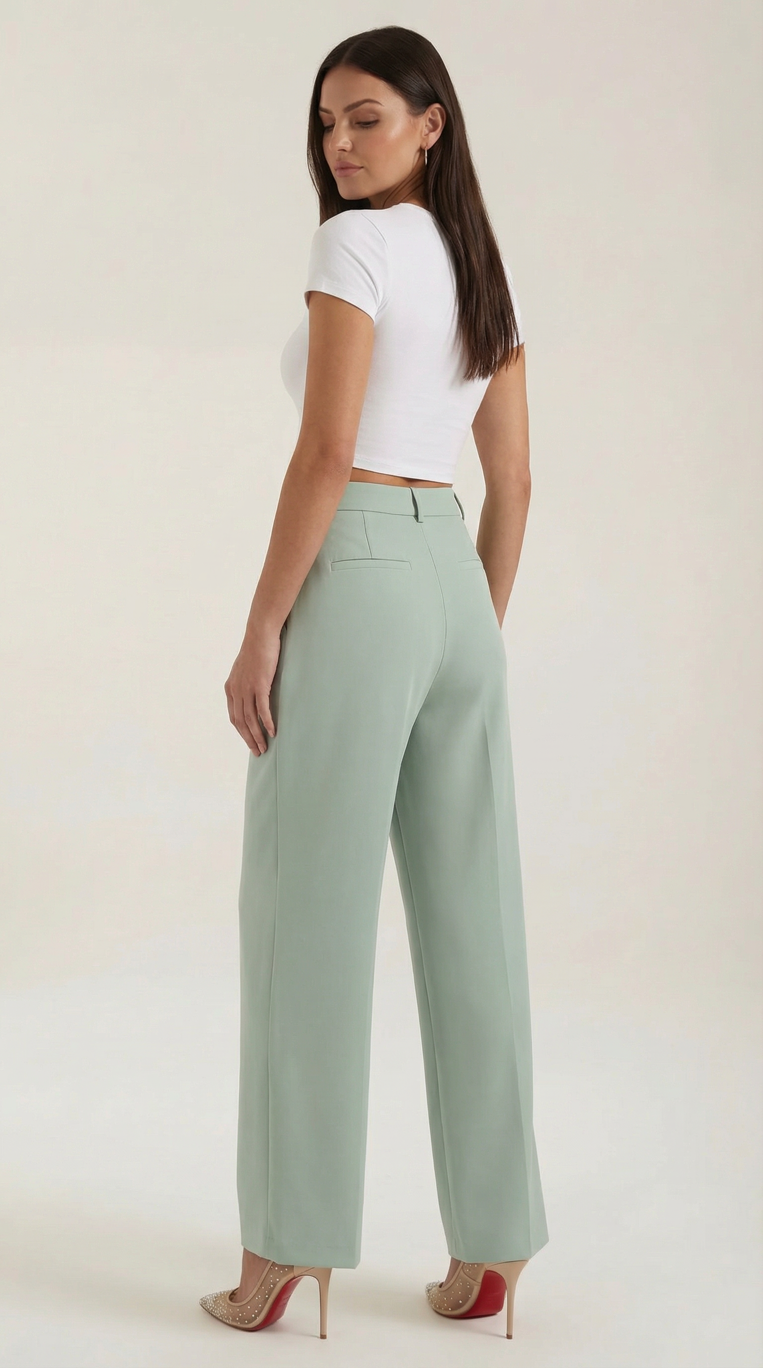 Emma Hose mit weitem Bein