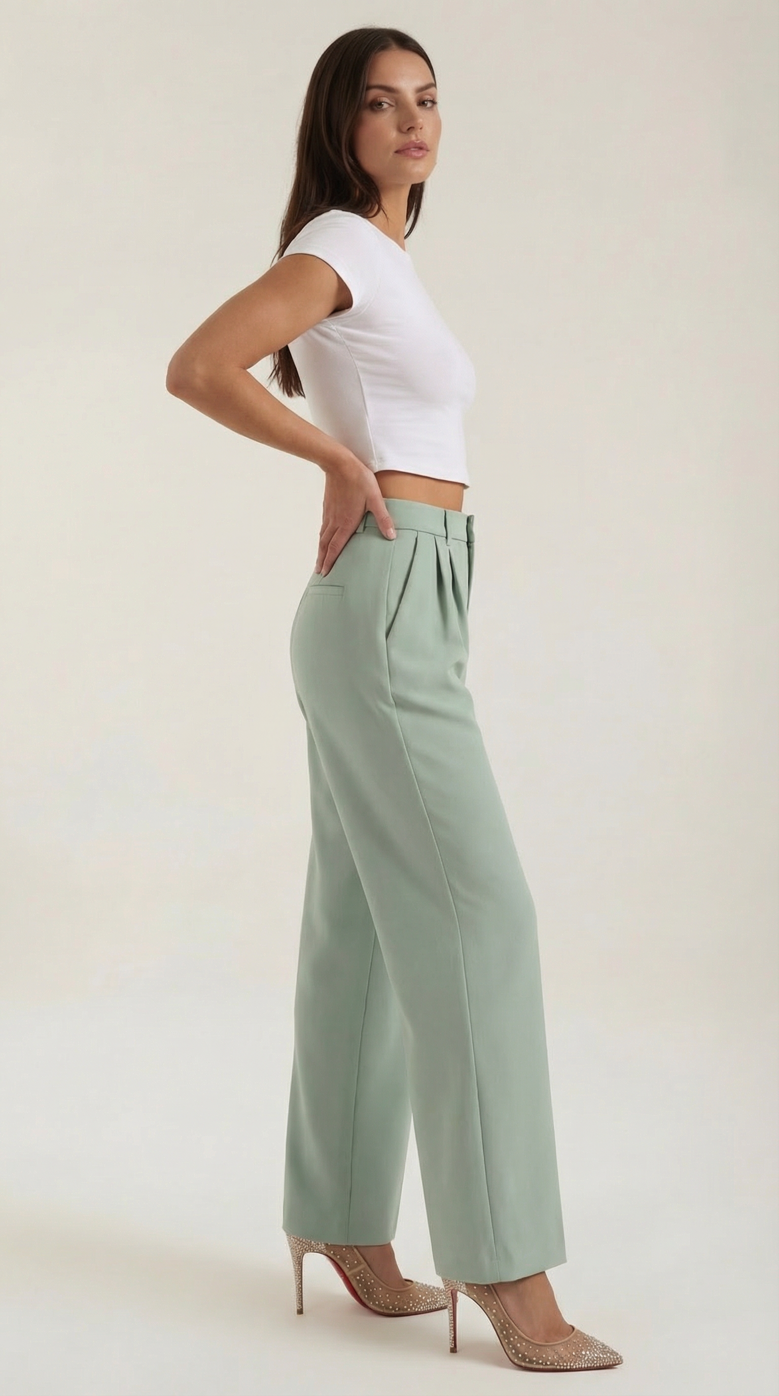 Emma Hose mit weitem Bein