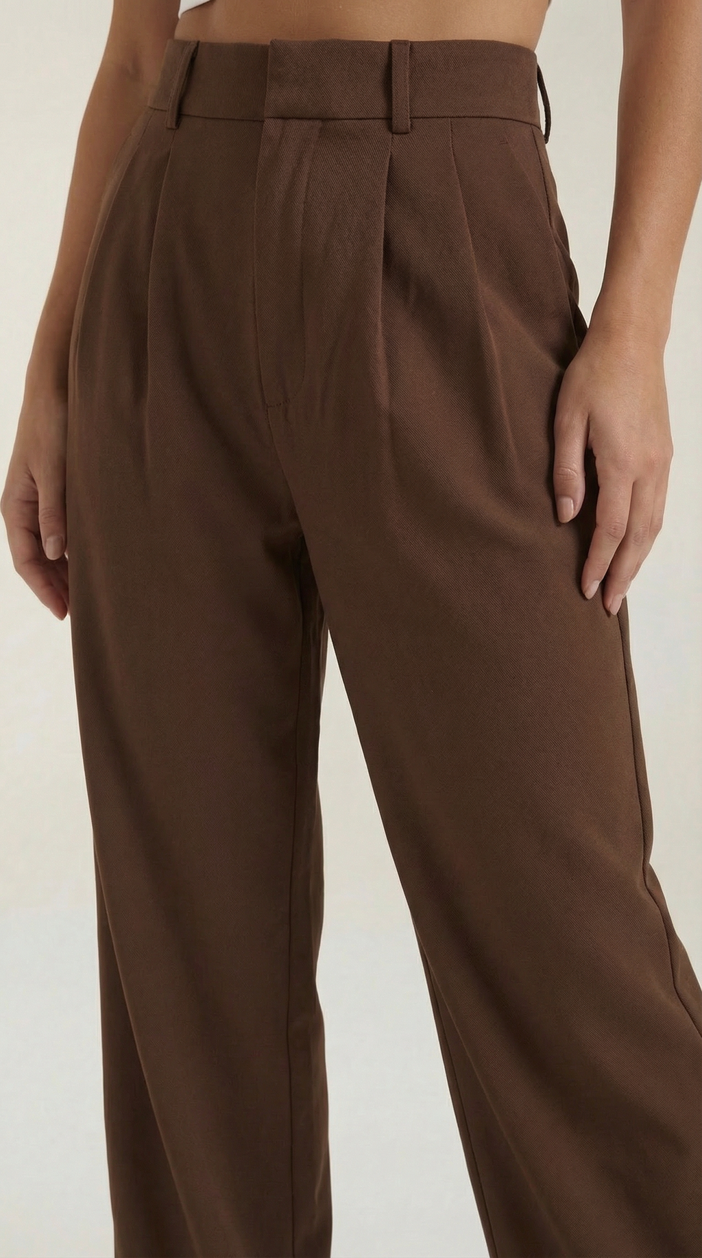 Emma Hose mit weitem Bein