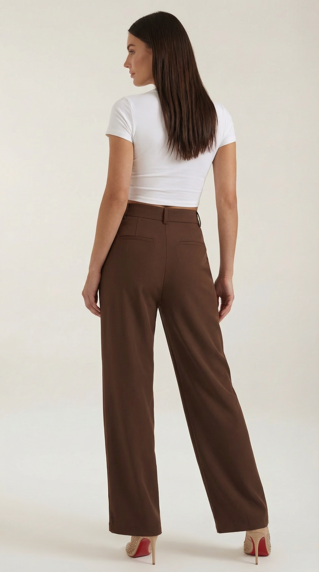 Emma Hose mit weitem Bein