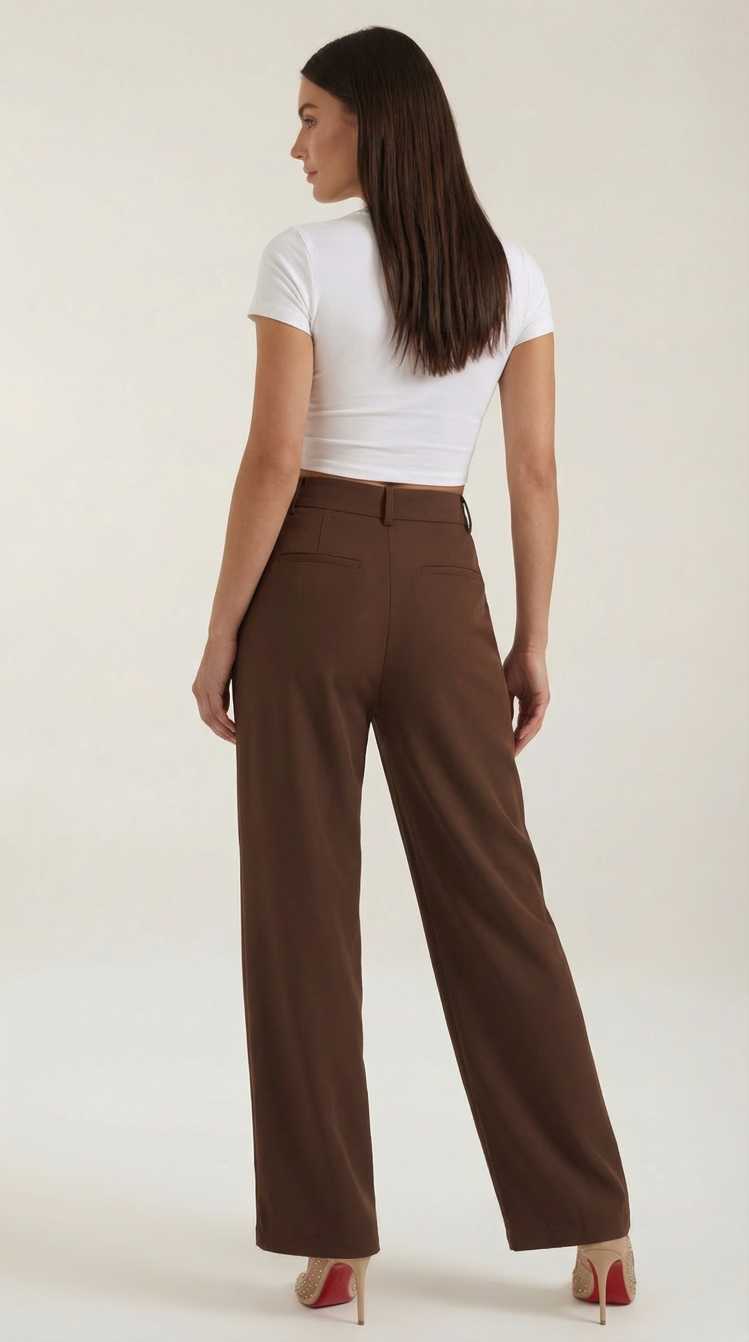 Emma Hose mit weitem Bein