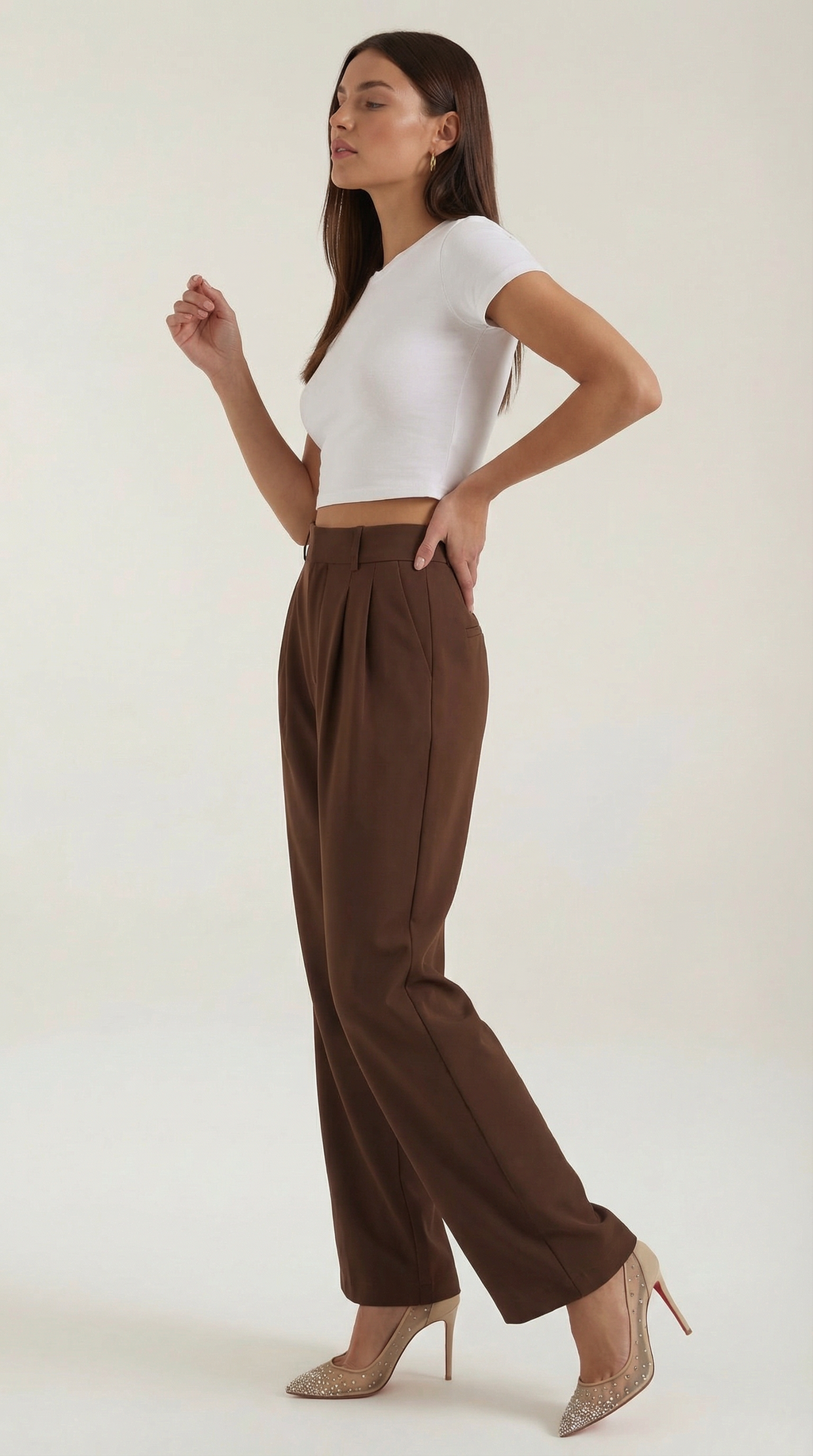Emma Hose mit weitem Bein