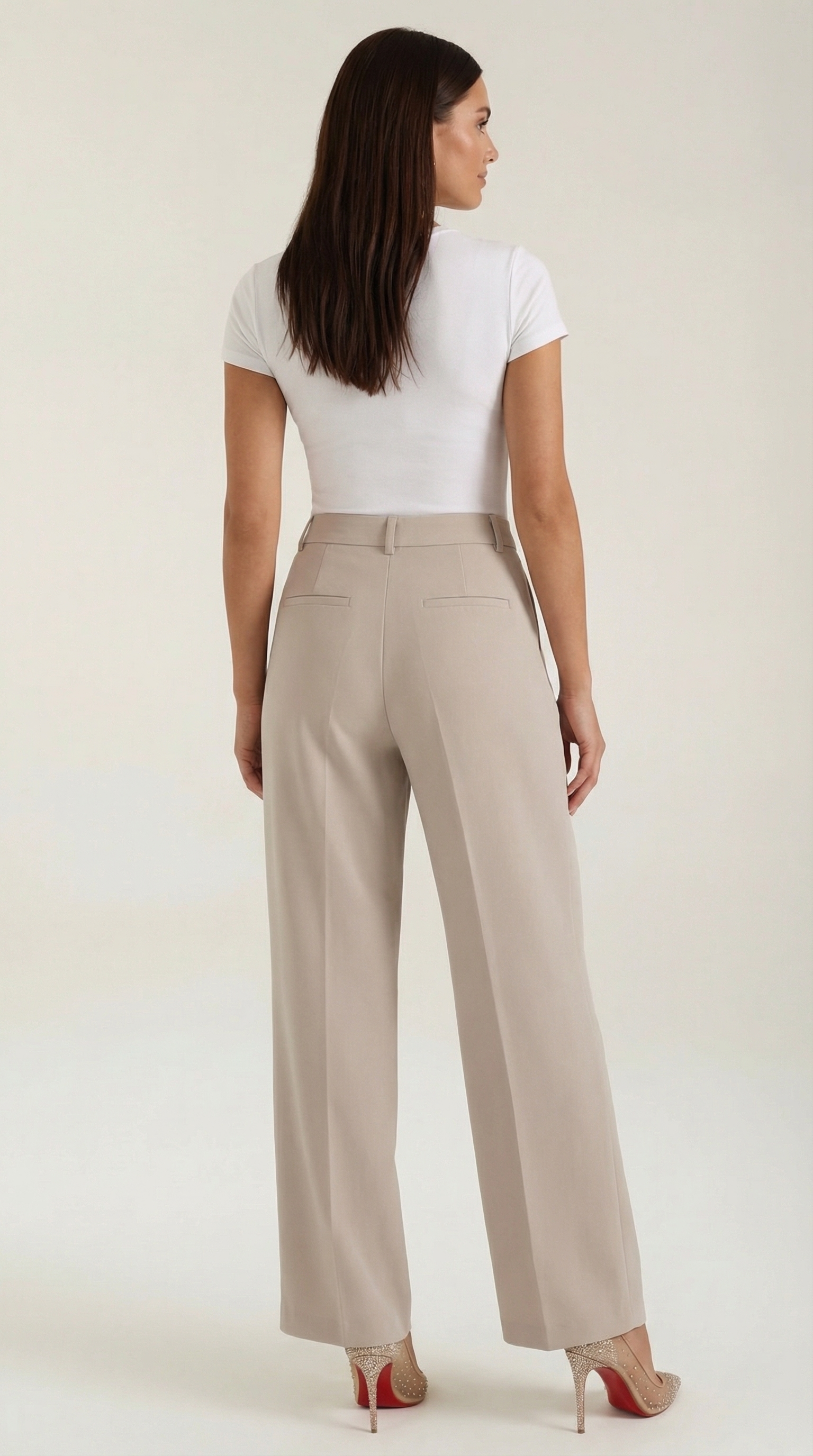 Emma Hose mit weitem Bein