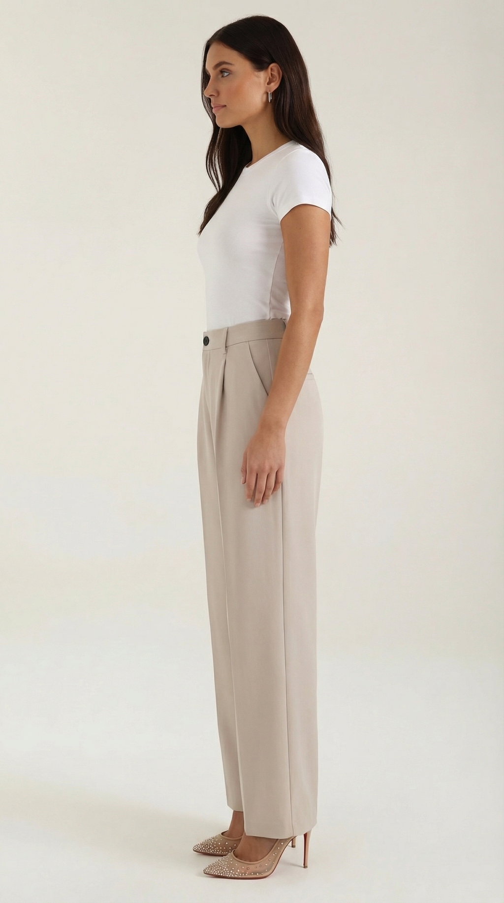 Emma Hose mit weitem Bein
