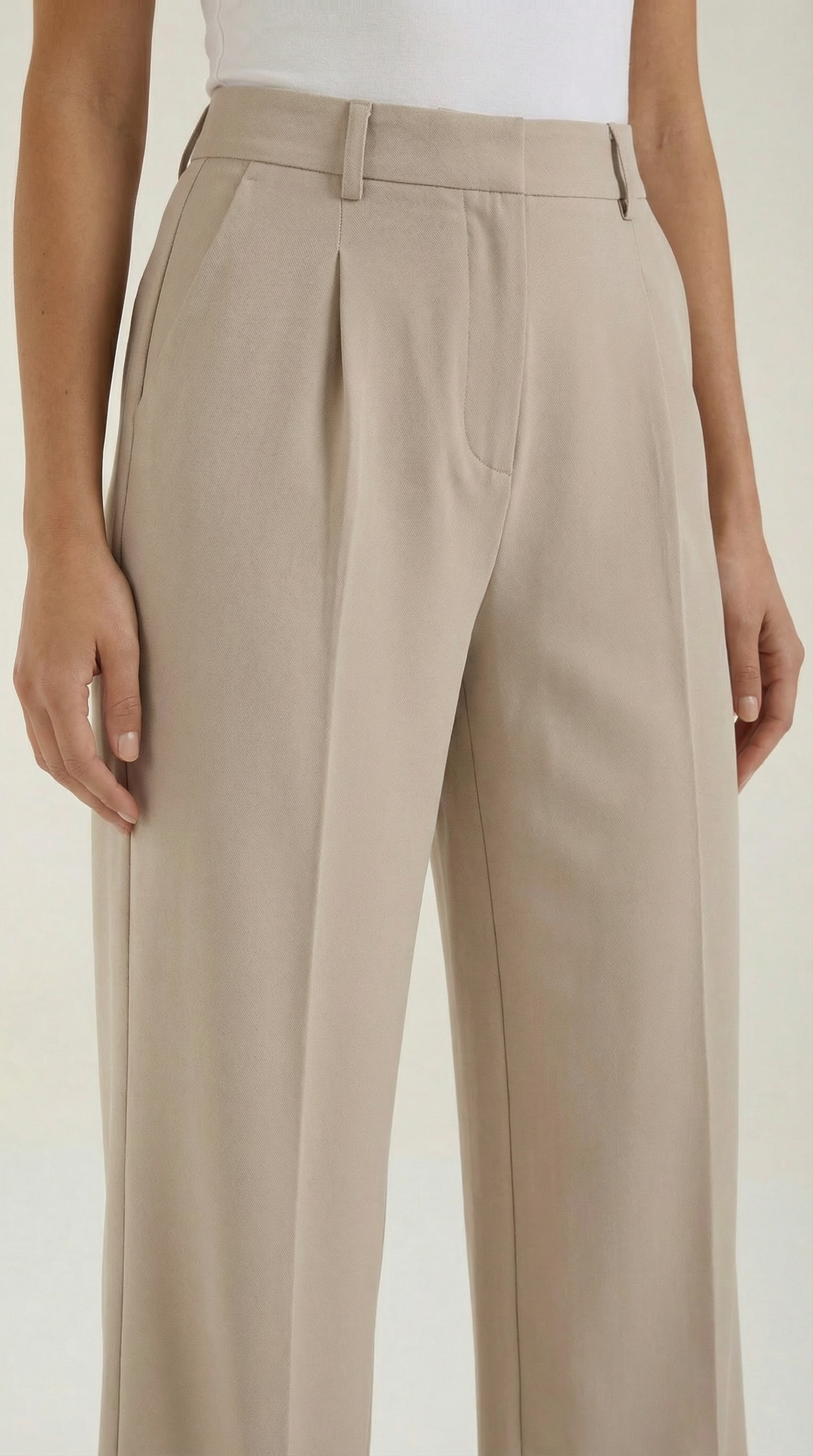 Emma Hose mit weitem Bein