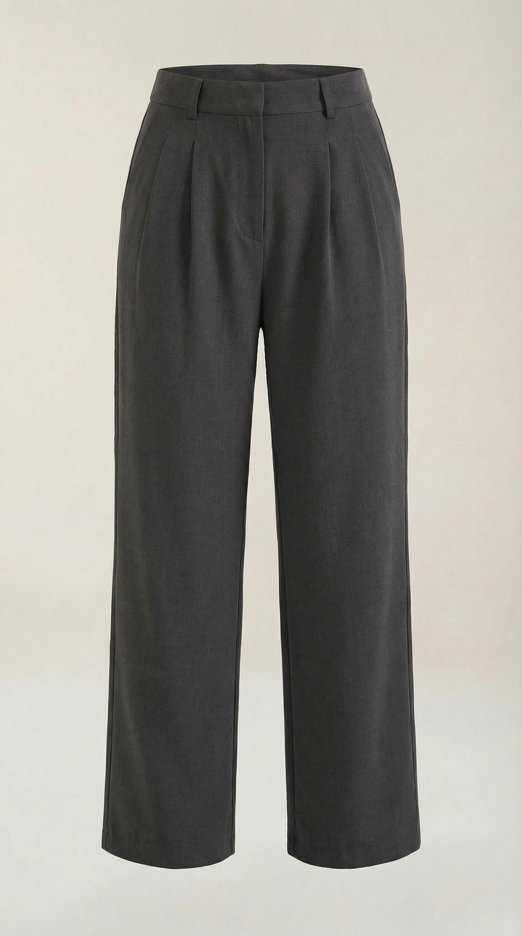 Emma Hose mit weitem Bein