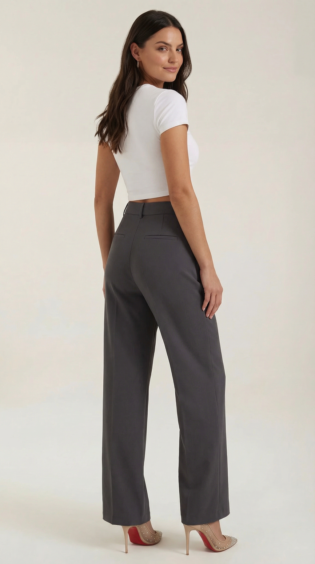 Emma Hose mit weitem Bein
