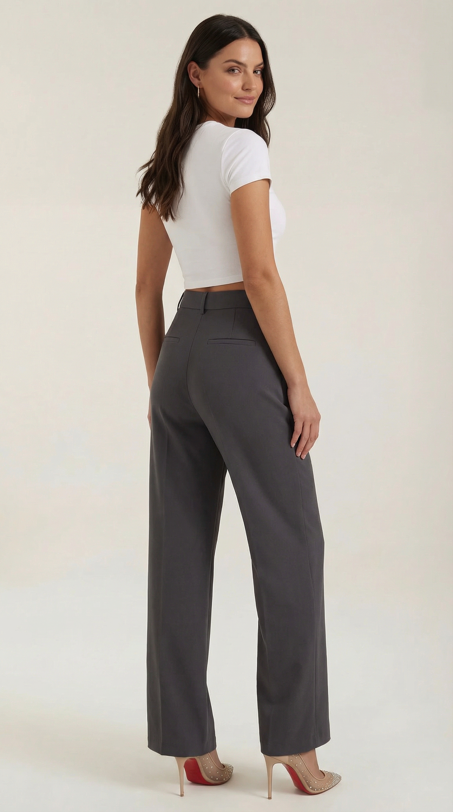 Emma Hose mit weitem Bein