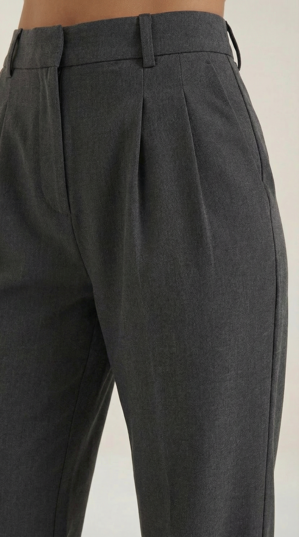 Emma Hose mit weitem Bein