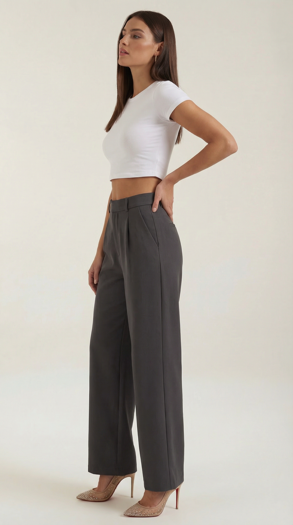 Emma Hose mit weitem Bein