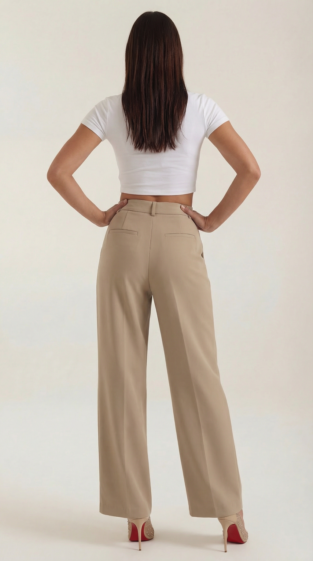 Emma Hose mit weitem Bein