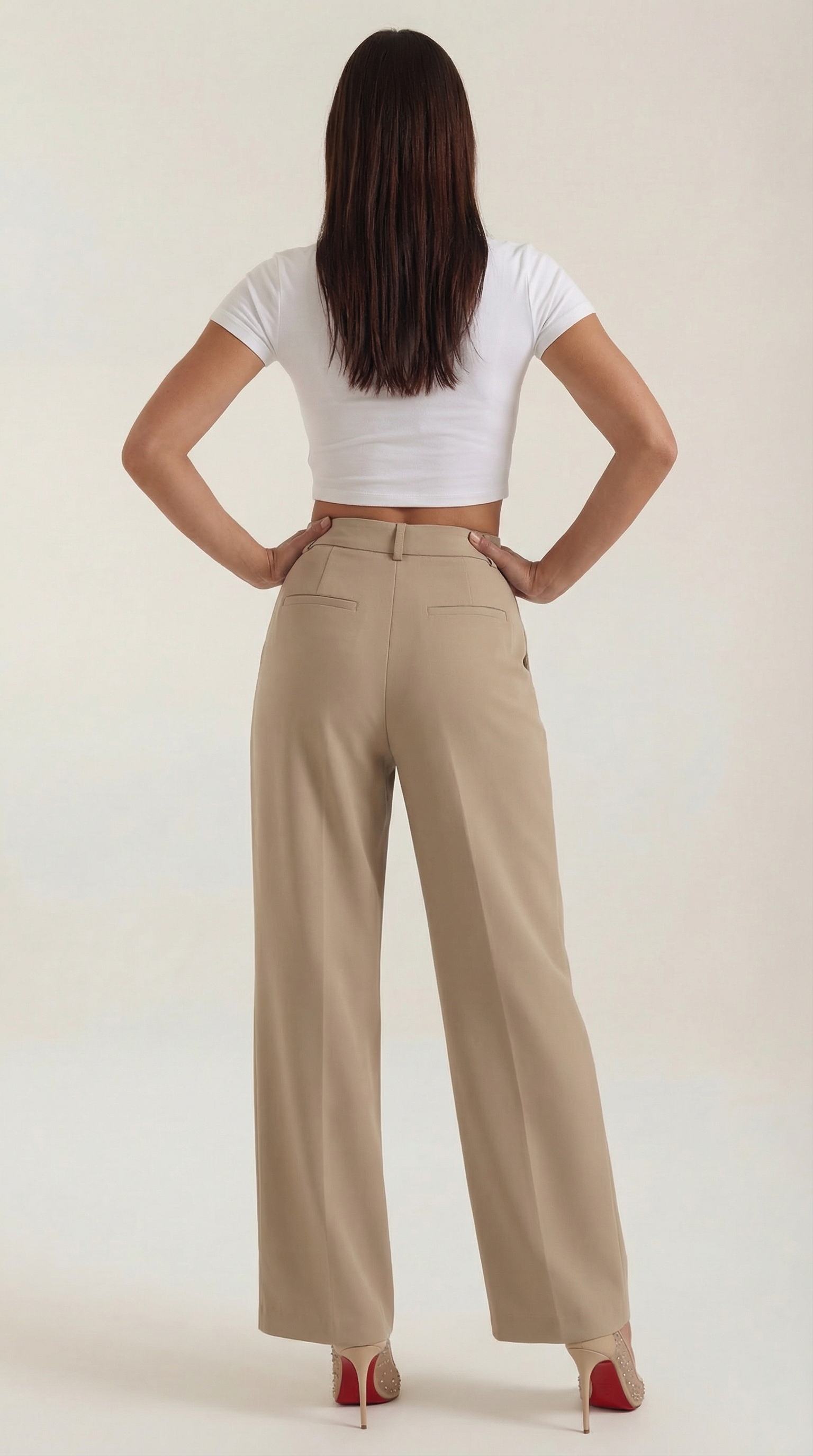 Emma Hose mit weitem Bein