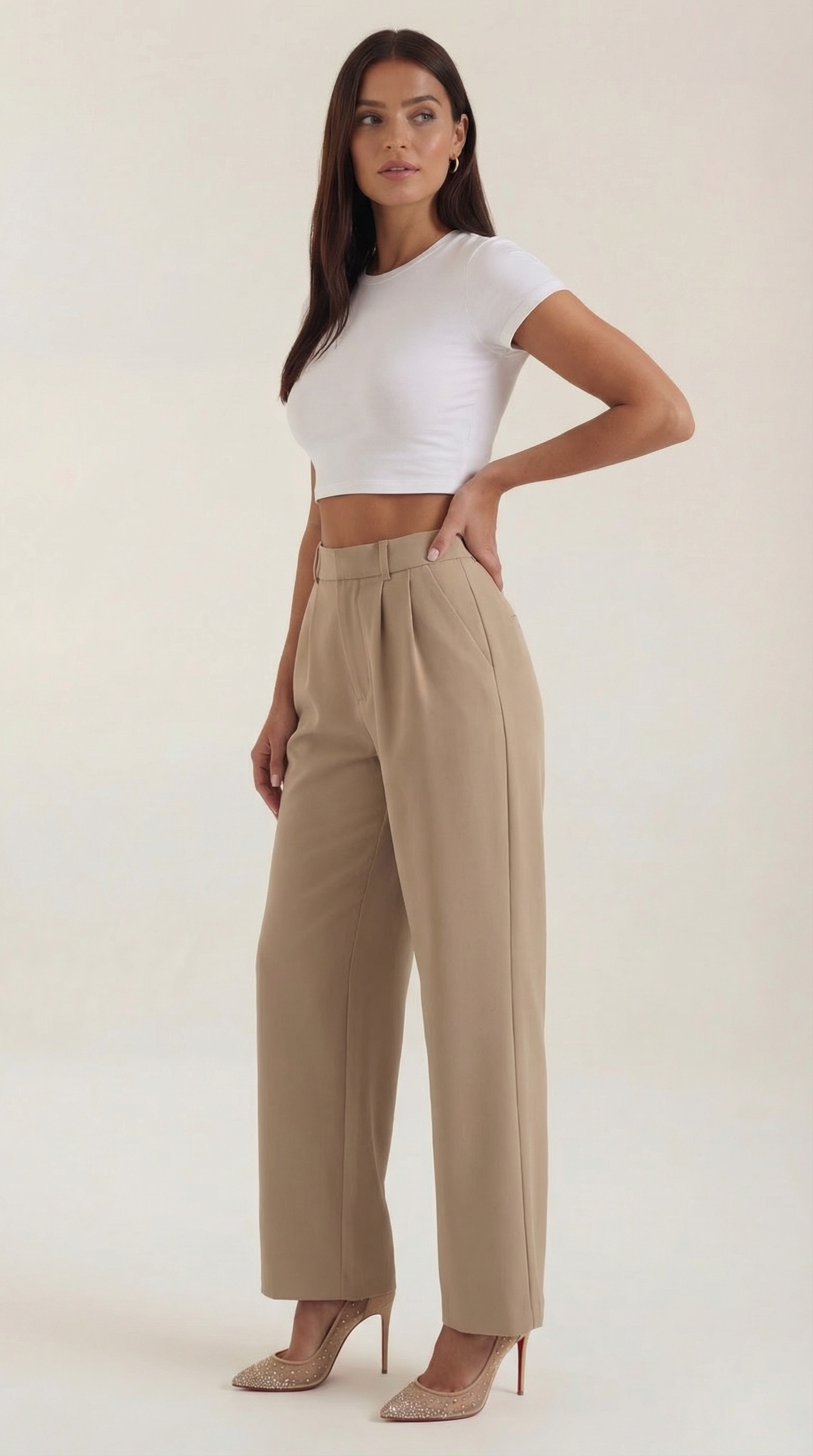 Emma Hose mit weitem Bein