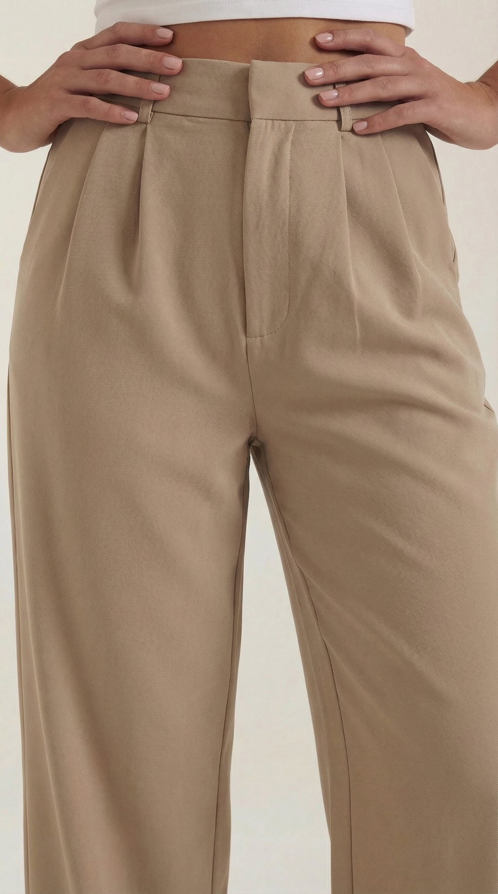 Emma Hose mit weitem Bein