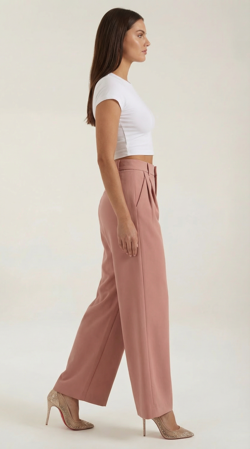 Emma Hose mit weitem Bein
