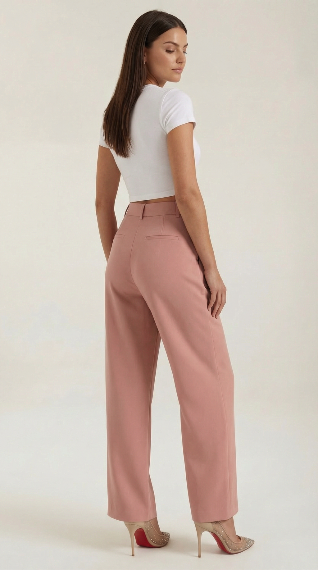 Emma Hose mit weitem Bein