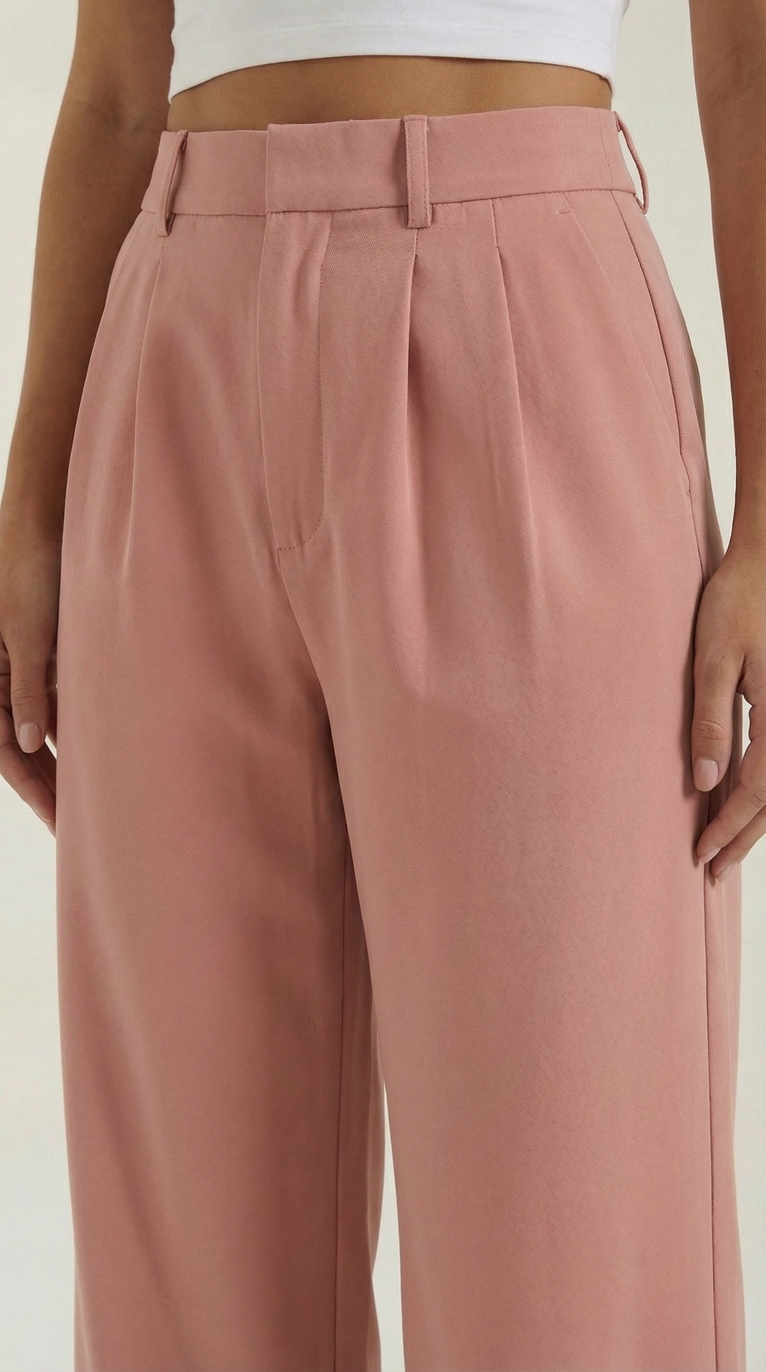 Emma Hose mit weitem Bein