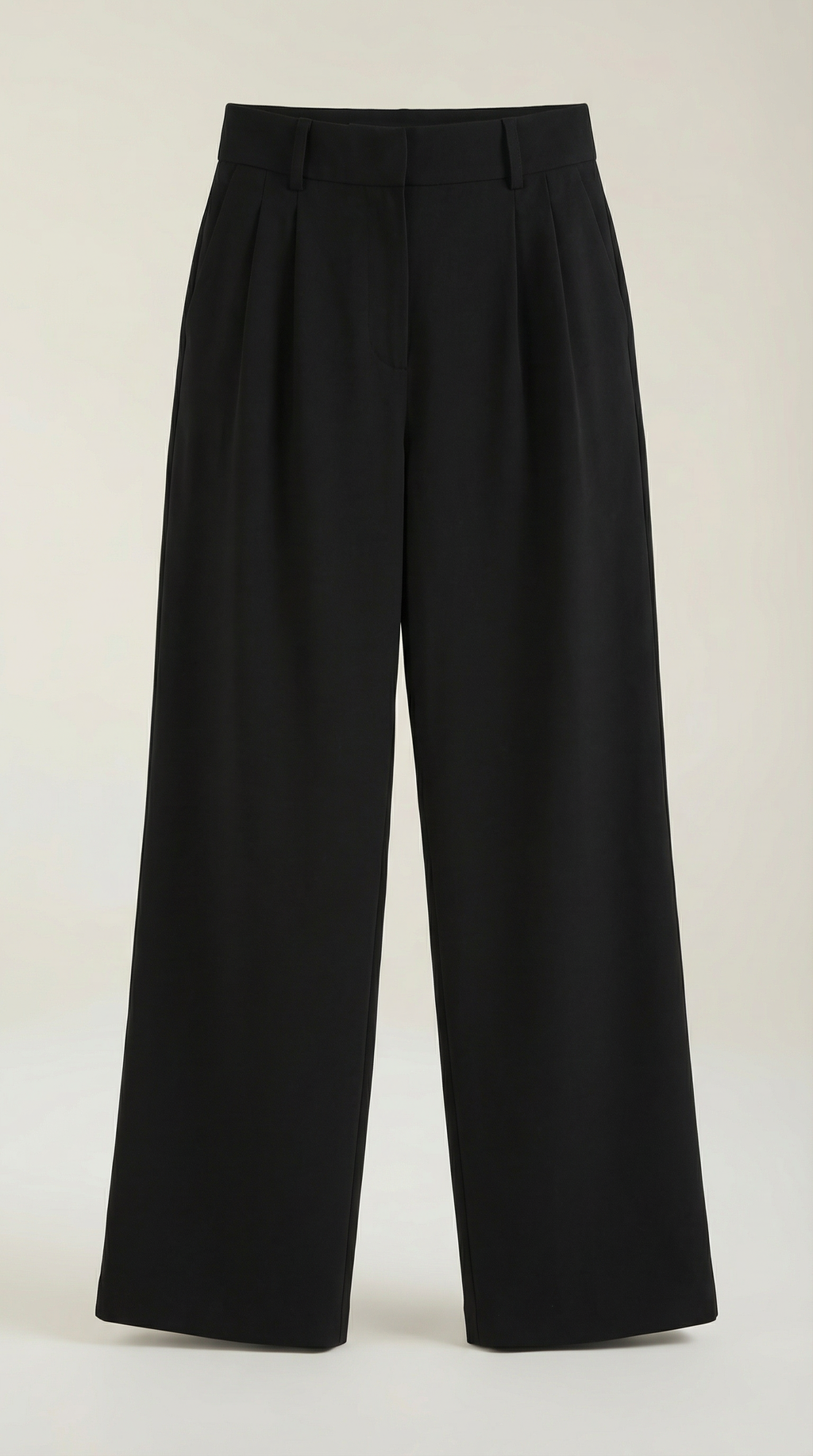 Emma Hose mit weitem Bein