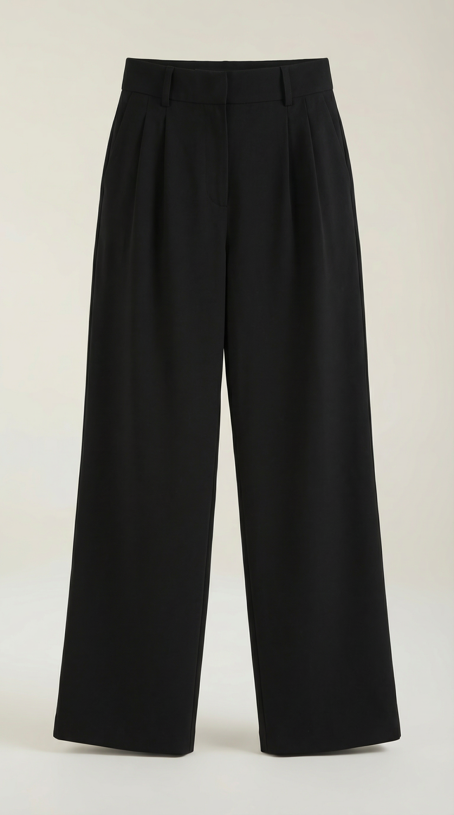 Emma Hose mit weitem Bein