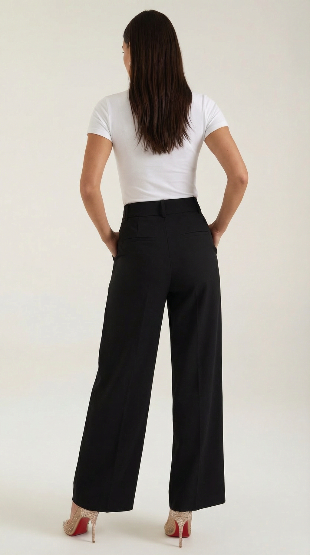 Emma Hose mit weitem Bein