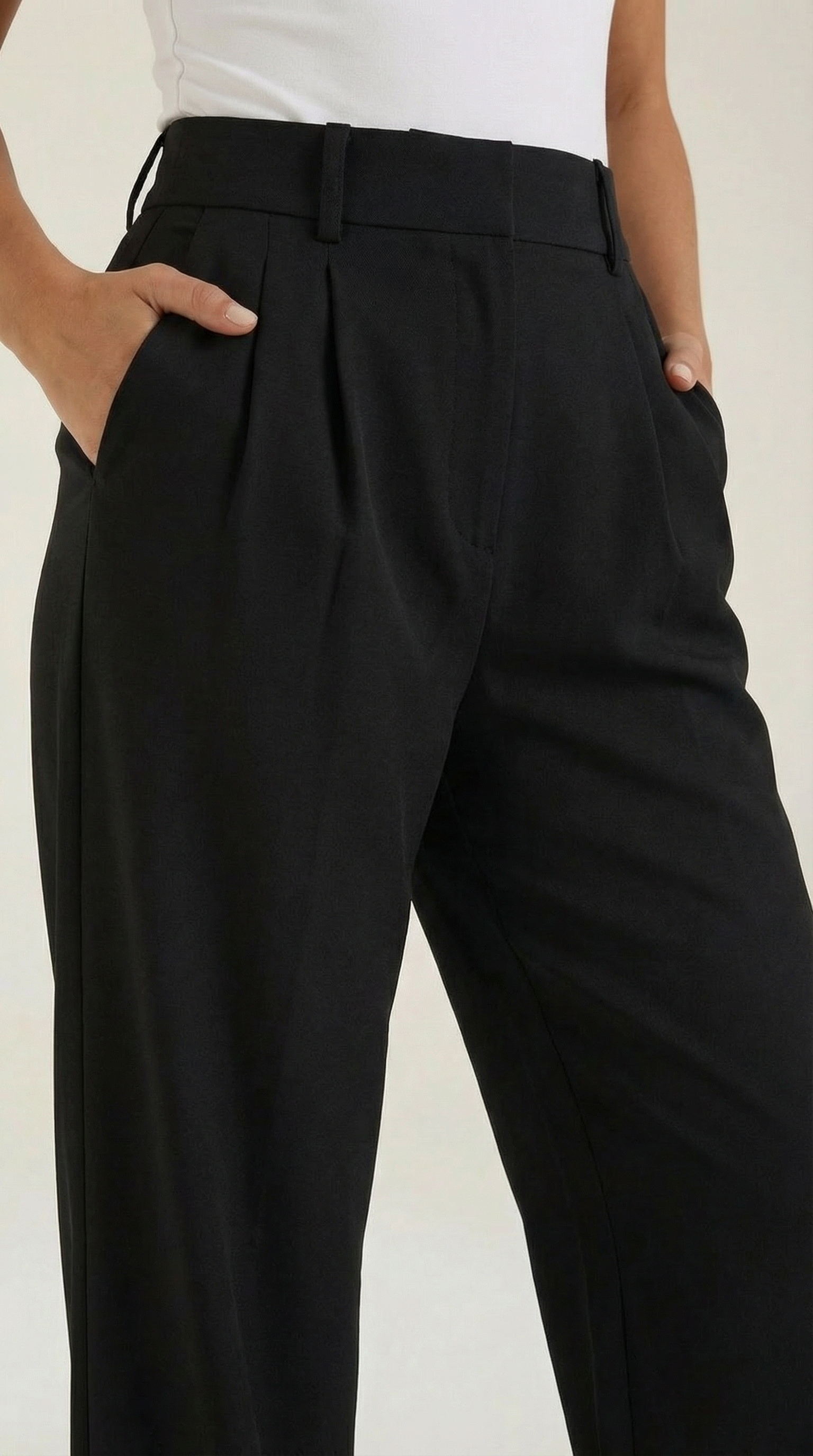 Emma Hose mit weitem Bein