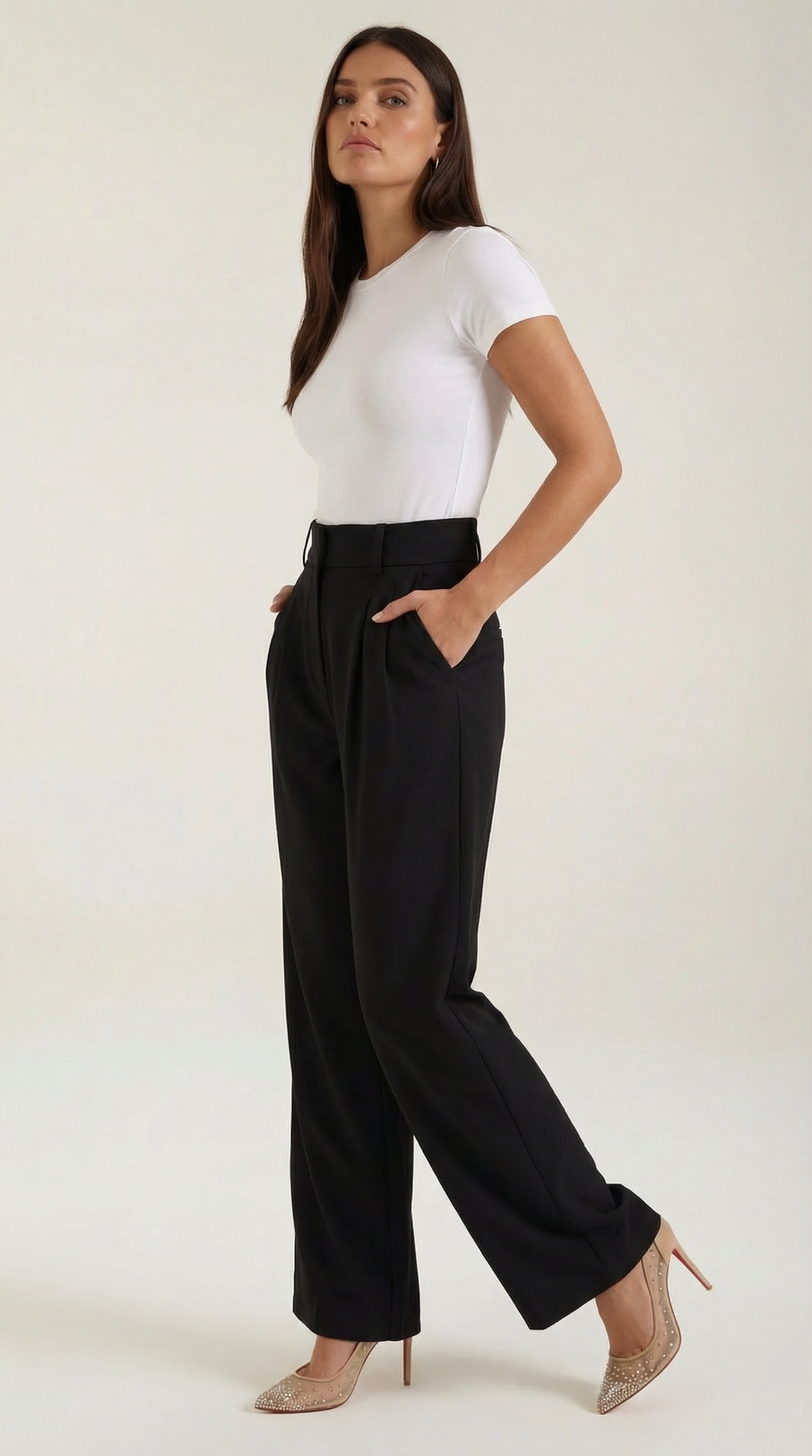 Emma Hose mit weitem Bein