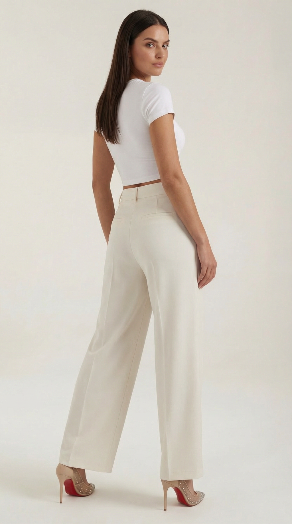 Emma Hose mit weitem Bein