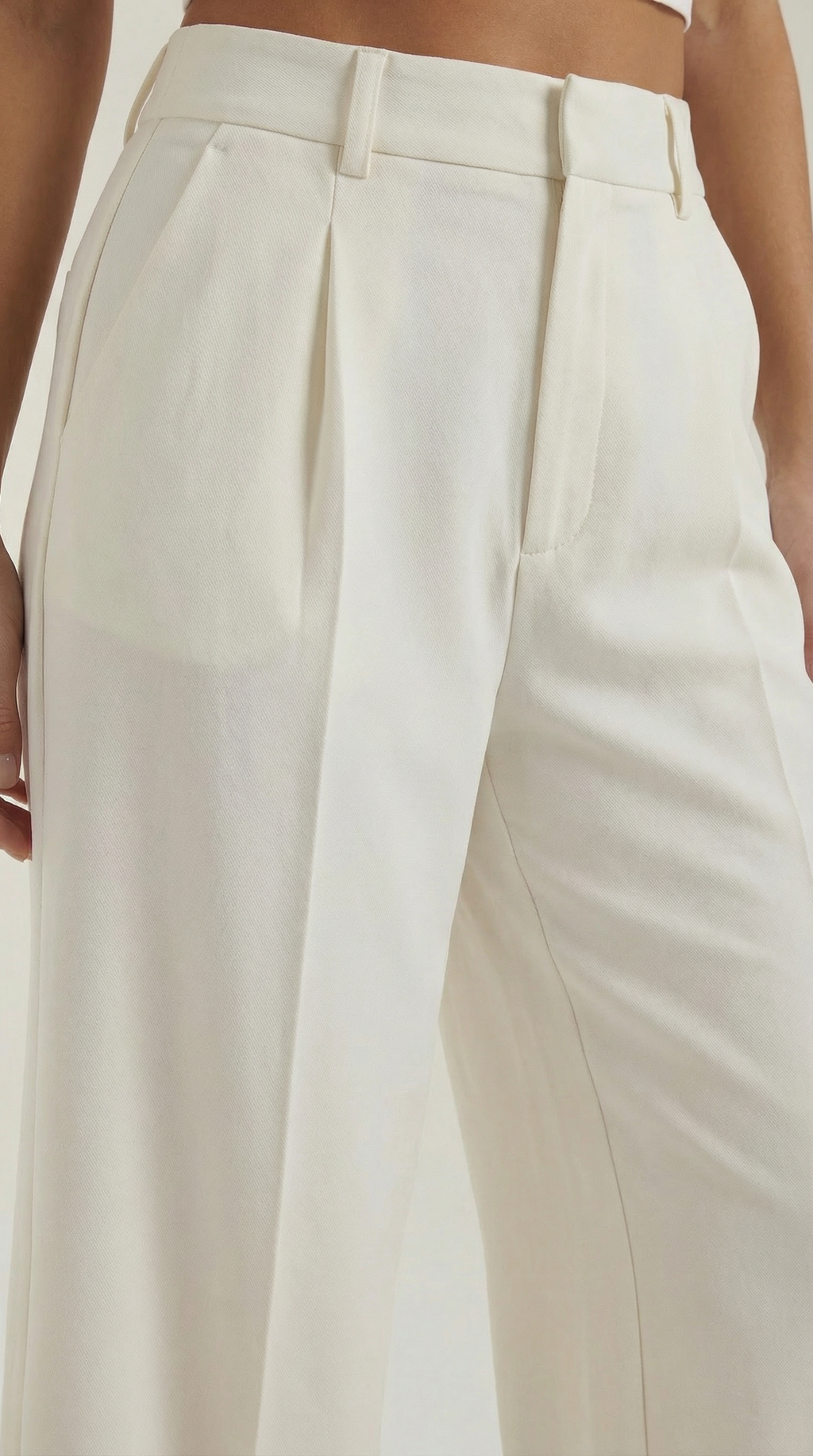 Emma Hose mit weitem Bein