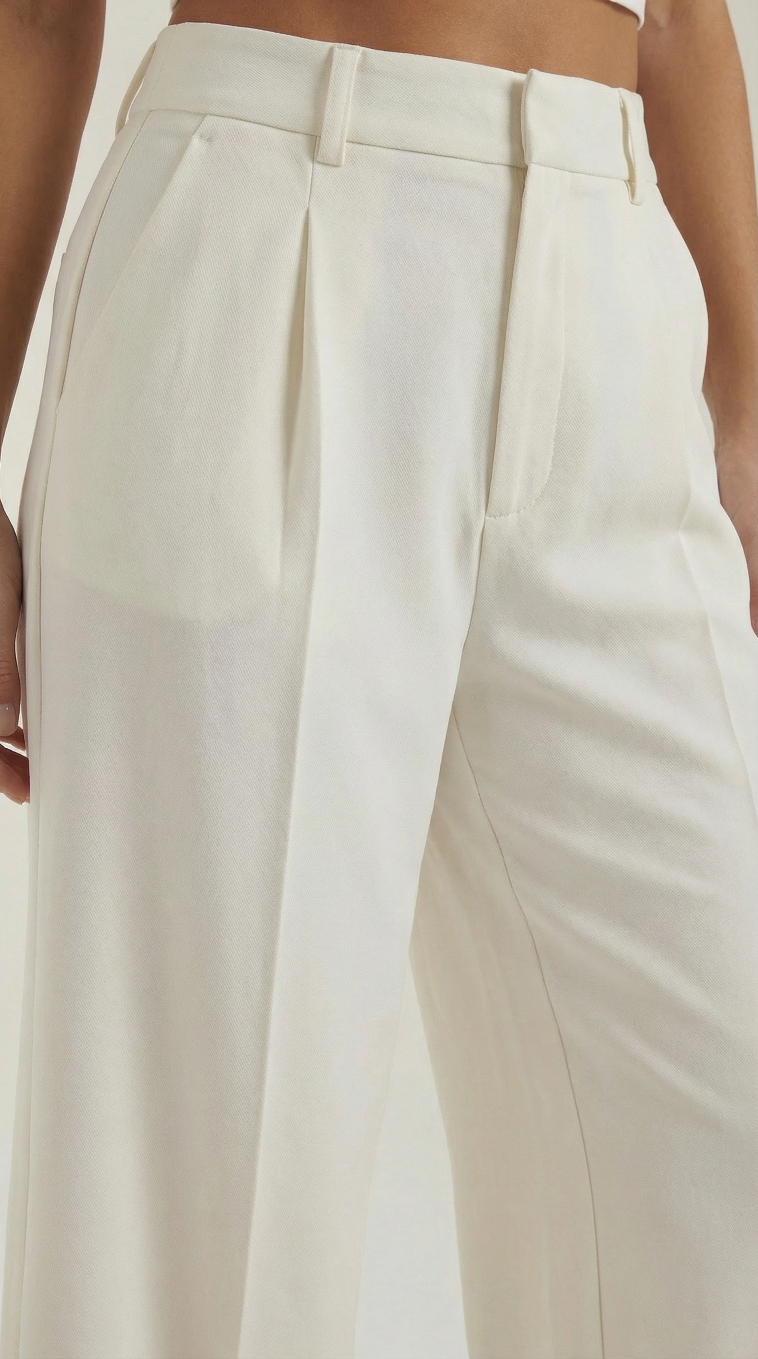 Emma Hose mit weitem Bein