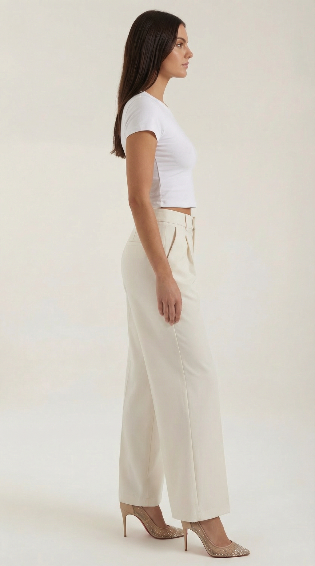 Emma Hose mit weitem Bein