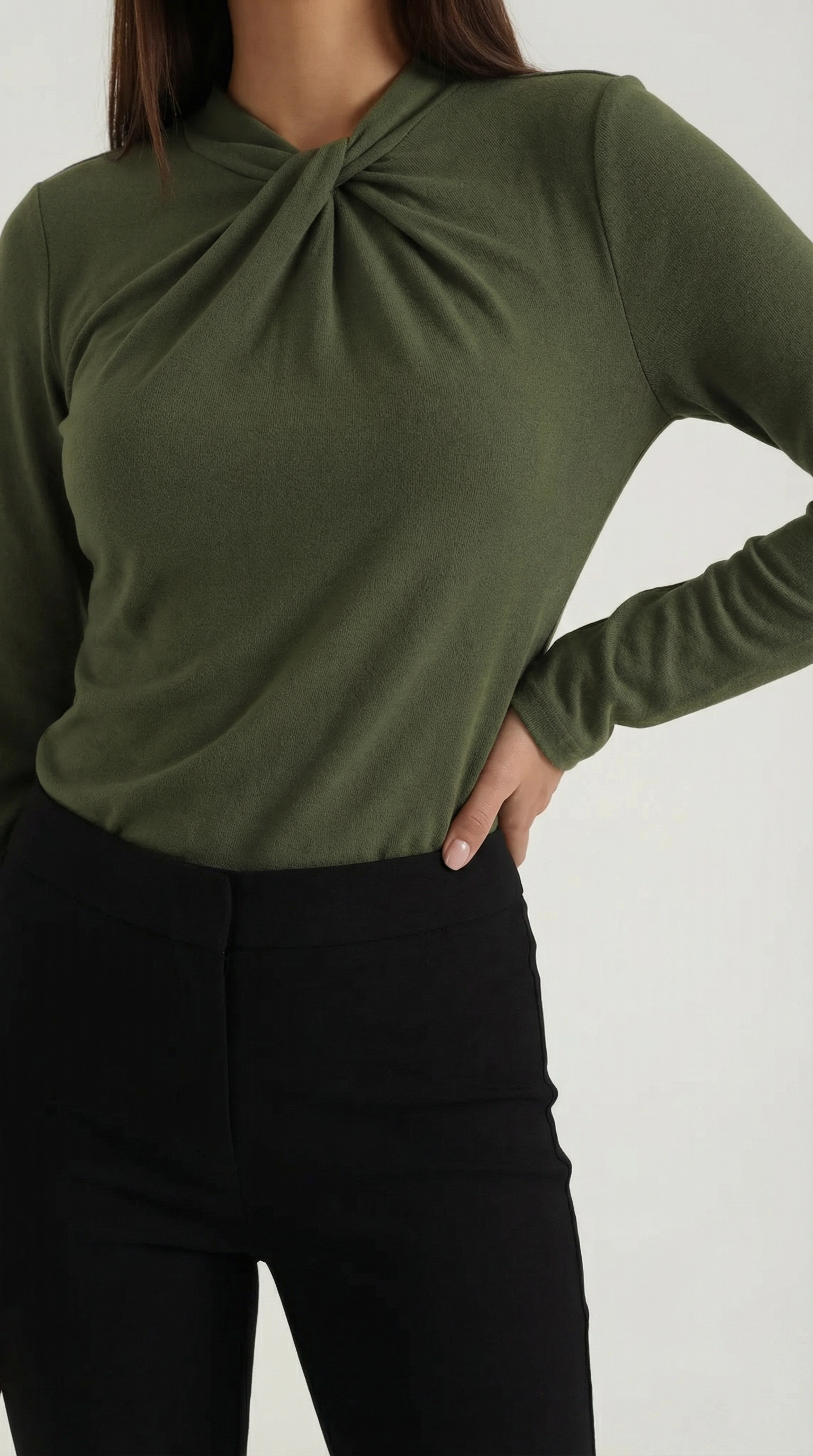 Jamie Bluse mit geknotetem Mock-Neck