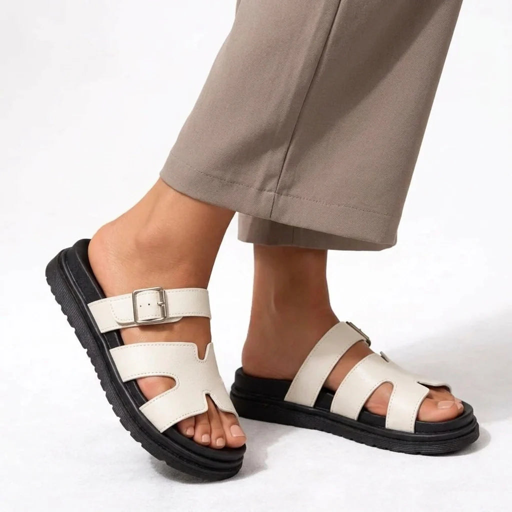 Moderne Pantoletten für Damen mit Plateau und Schnalle