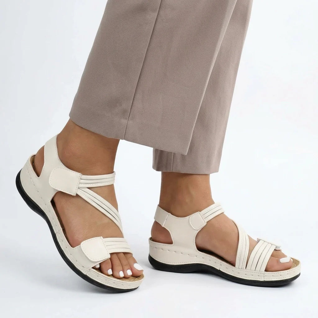 Sandaletten für Damen in flacher Form mit Riemchen und Klettverschluss