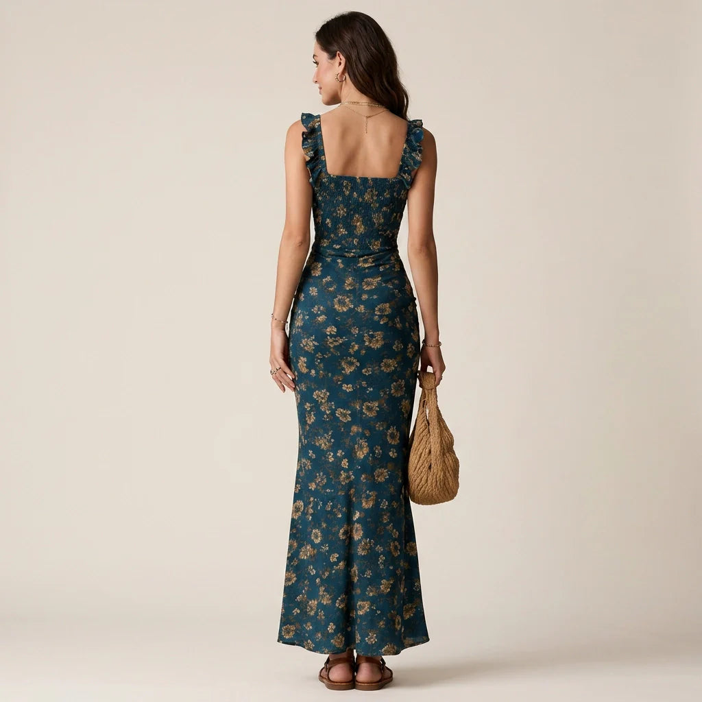 Sommerkleid im engen Schnitt mit Schlitz im Boho-Stil