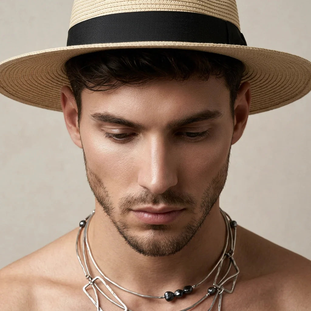 Sonnenhut aus Stroh mit großer Krempe im eleganten Stil