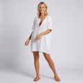Kurzes Strandkleid mit Kurzarm und Knöpfen