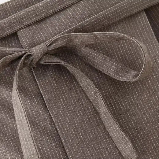 Zweiteiliger Hosenanzug für Damen mit Nadelstreifen kurzer Weste und weiter Hose